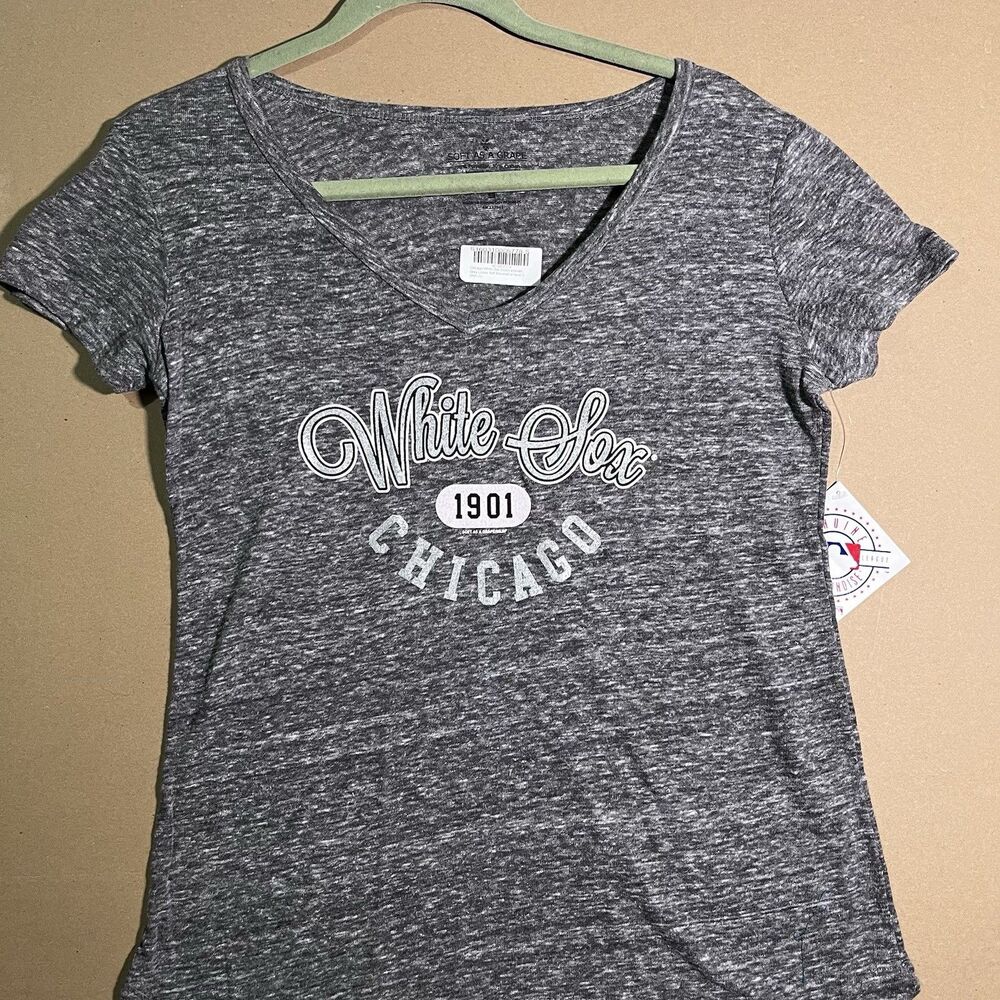 NWT!  Chicago White Sox MLB  Women’s VNeck Logo Tee Size Small Soft As Gape